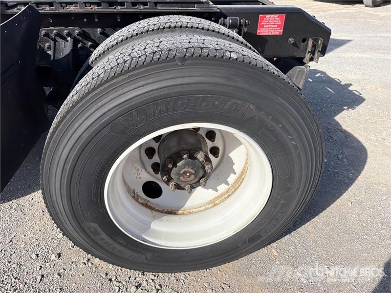 Volvo VNL42T Trekkers