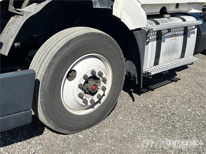 Volvo VNL42T Vilcēji