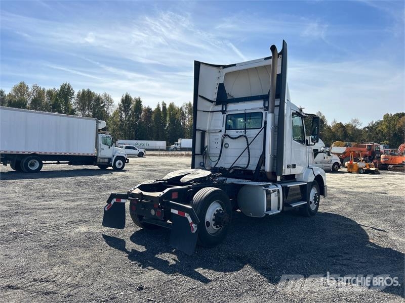 Volvo VNL42T Vilcēji