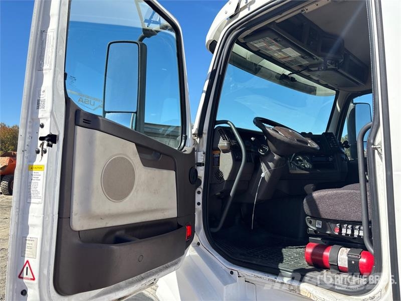Volvo VNL42T Vetopöytäautot