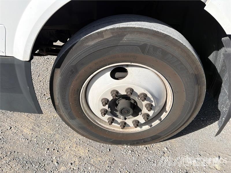 Volvo VNL42T Trekkers