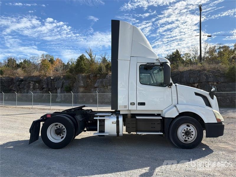 Volvo VNL42T Trekkers