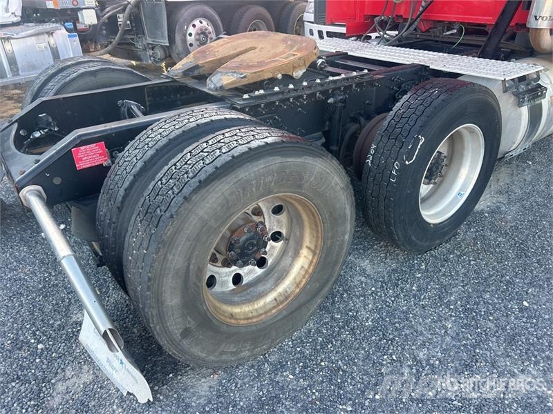 Volvo VNL64T680 6x4 T/A Sleeper Truck Tractor Cavalos mecânicos