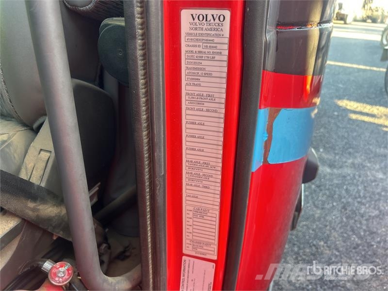Volvo VNL64T680 6x4 T/A Sleeper Truck Tractor Cavalos mecânicos