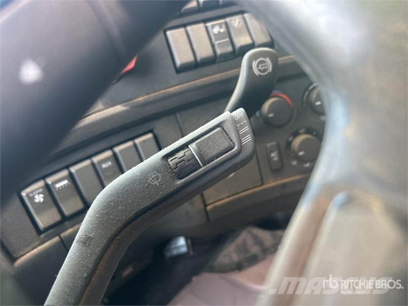 Volvo VNL64T680 6x4 T/A Sleeper Truck Tractor Cavalos mecânicos