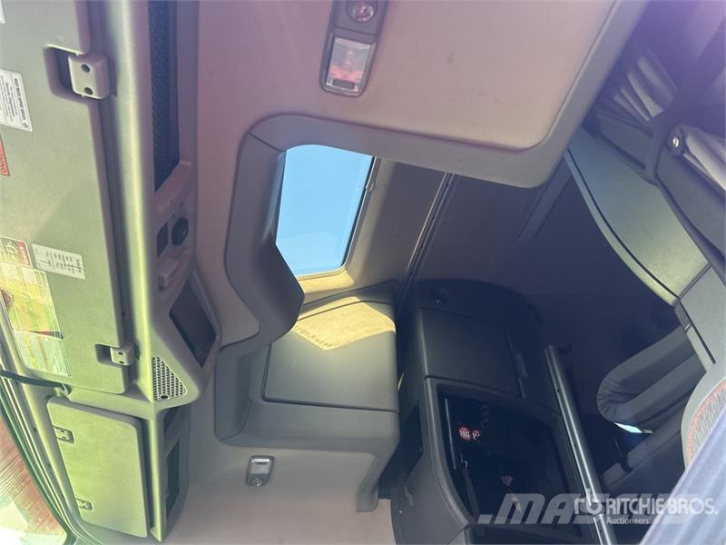 Volvo VNL64T680 6x4 T/A Sleeper Truck Tractor Cavalos mecânicos