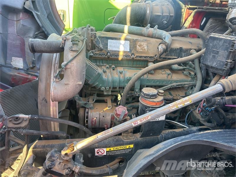 Volvo VNL64T680 6x4 T/A Sleeper Truck Tractor Cavalos mecânicos
