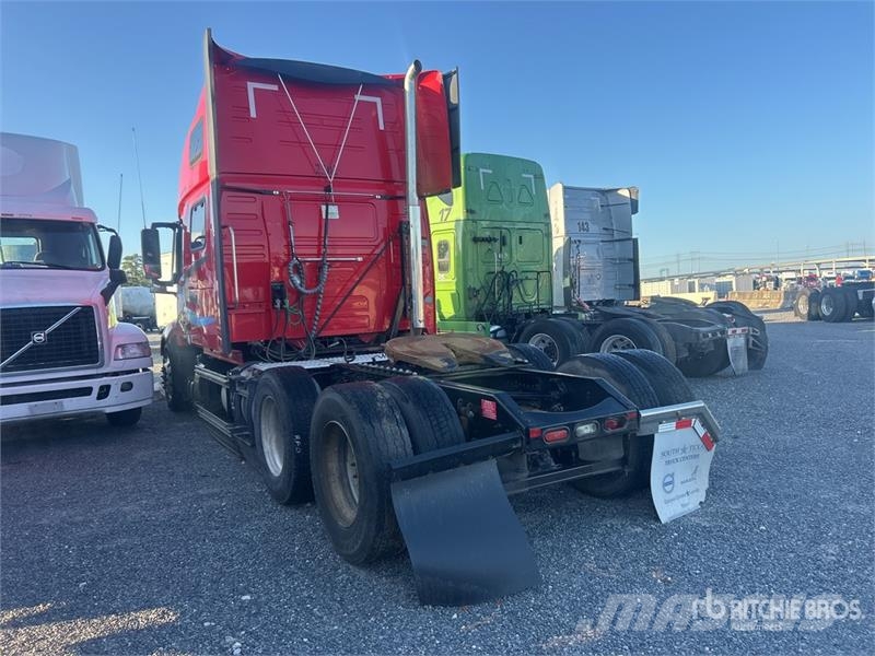 Volvo VNL64T680 6x4 T/A Sleeper Truck Tractor Cavalos mecânicos
