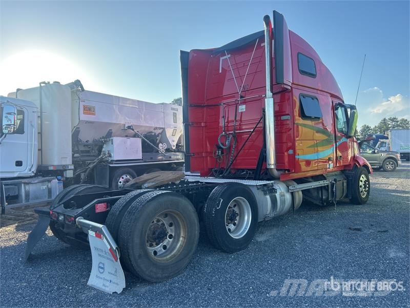 Volvo VNL64T680 6x4 T/A Sleeper Truck Tractor Cavalos mecânicos