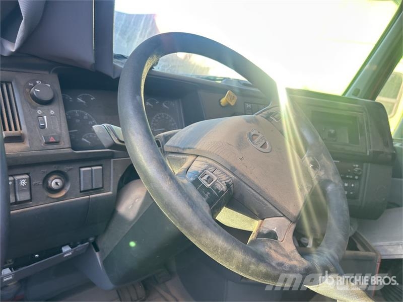 Volvo VNL64T680 6x4 T/A Sleeper Truck Tractor Cavalos mecânicos