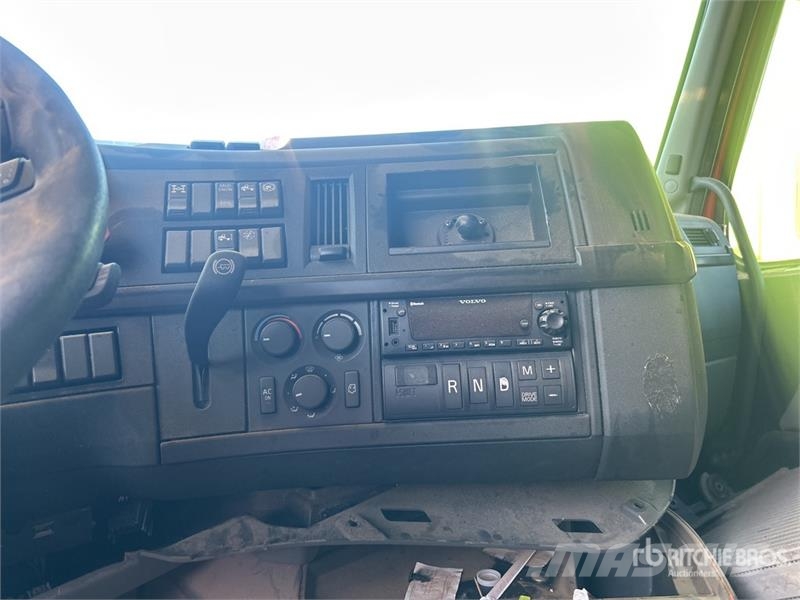 Volvo VNL64T680 6x4 T/A Sleeper Truck Tractor Cavalos mecânicos