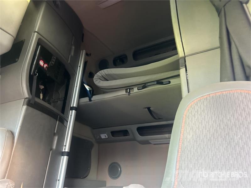 Volvo VNL64T680 6x4 T/A Sleeper Truck Tractor Cavalos mecânicos