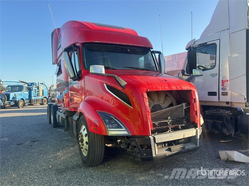 Volvo VNL64T680 6x4 T/A Sleeper Truck Tractor Cavalos mecânicos