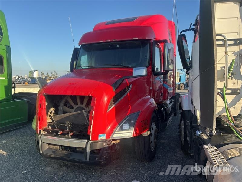 Volvo VNL64T680 6x4 T/A Sleeper Truck Tractor Cavalos mecânicos