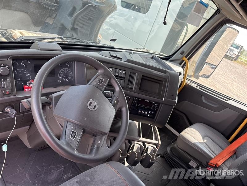 Volvo VNL64T760 6x4 T/A Sleeper Truck Tractor Vlačilci