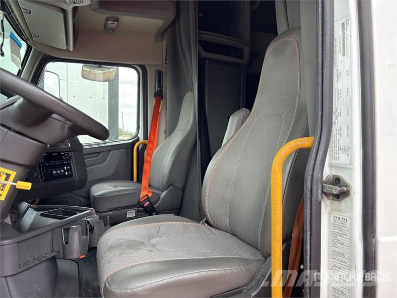 Volvo VNL64T760 6x4 T/A Sleeper Truck Tractor Sattelzugmaschinen