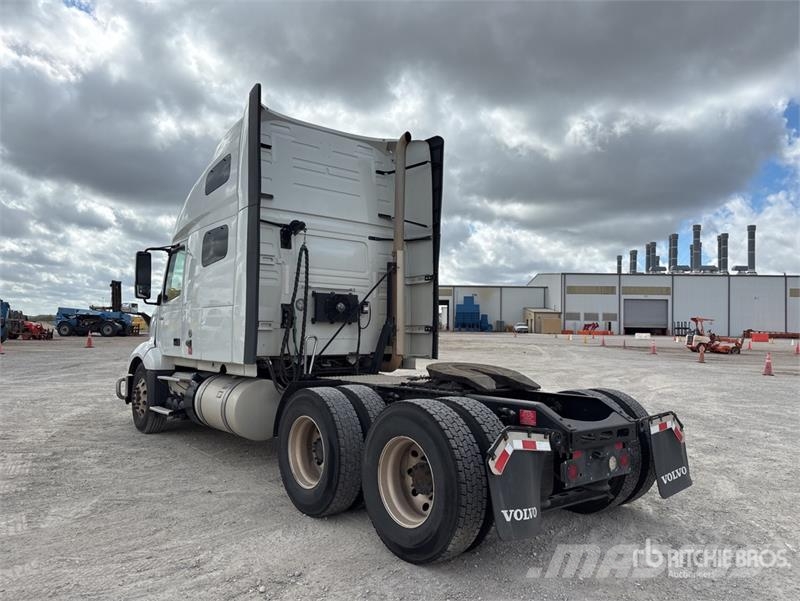 Volvo VNL64T760 6x4 T/A Sleeper Truck Tractor Sattelzugmaschinen