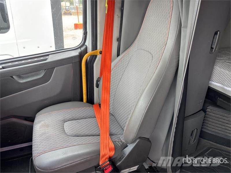 Volvo VNL64T760 6x4 T/A Sleeper Truck Tractor Sattelzugmaschinen