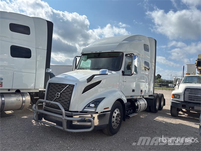 Volvo VNL64T760 6x4 T/A Sleeper Truck Tractor Vlačilci