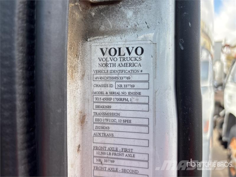 Volvo VNL64T760 6x4 T/A Sleeper Truck Tractor Vlačilci