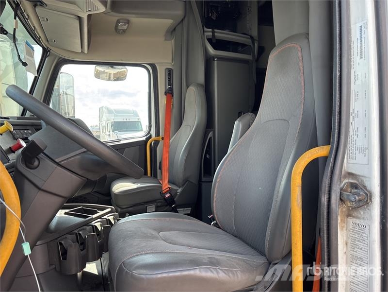 Volvo VNL64T760 6x4 T/A Sleeper Truck Tractor Vlačilci