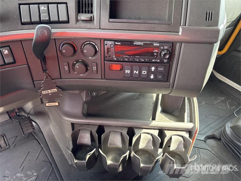 Volvo VNL64T760 6x4 T/A Sleeper Truck Tractor Vlačilci