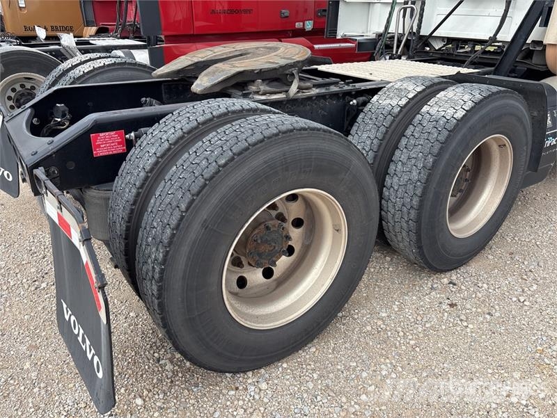 Volvo VNL64T760 6x4 T/A Sleeper Truck Tractor Sattelzugmaschinen