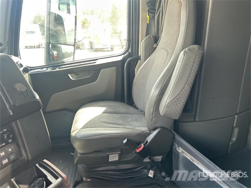 Volvo VNL680 Trekkers