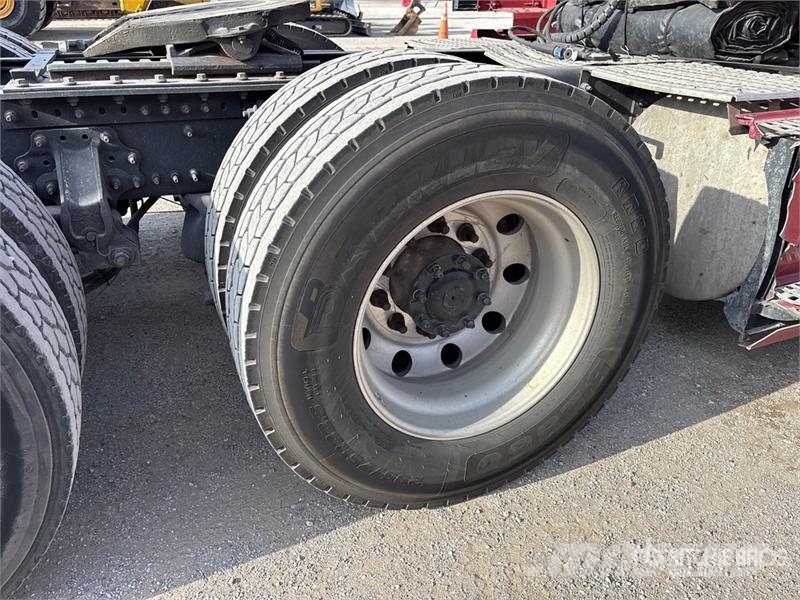 Volvo VNL860 Tractor Units