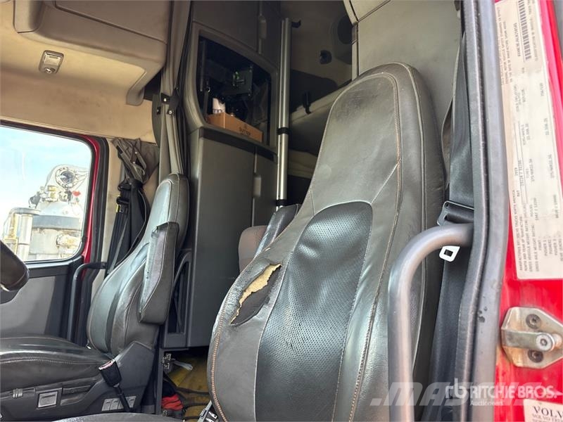 Volvo VNL860 Tractor Units
