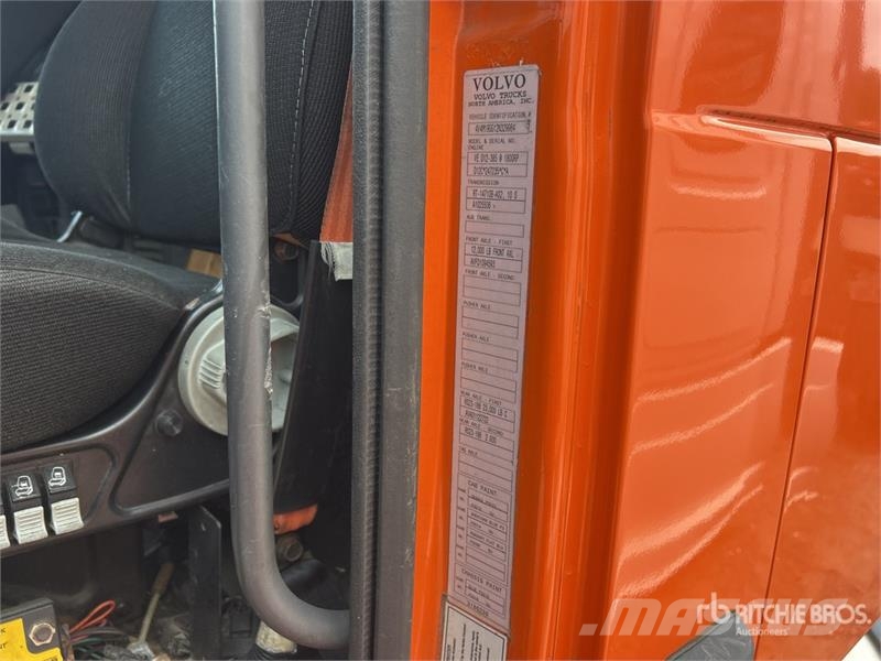 Volvo VNM300 4x2 S/A Sleeper Truck Tractor (Inoperable) Prime Movers