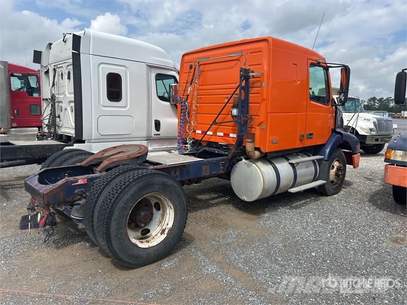 Volvo VNM300 4x2 S/A Sleeper Truck Tractor (Inoperable) Prime Movers