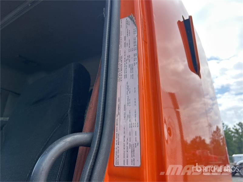 Volvo VNM300 4x2 S/A Sleeper Truck Tractor (Inoperable) Prime Movers