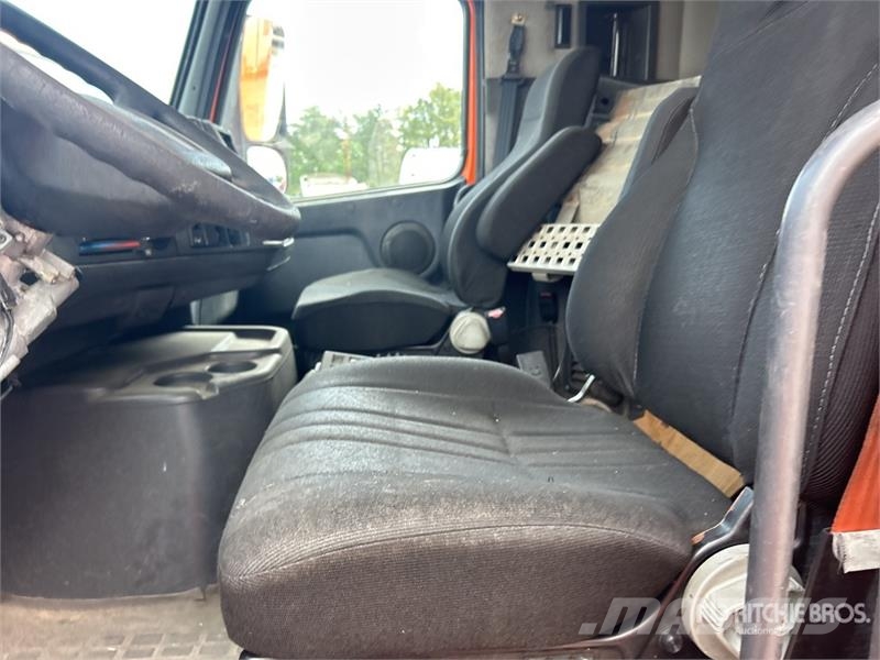 Volvo VNM300 4x2 S/A Sleeper Truck Tractor (Inoperable) Prime Movers