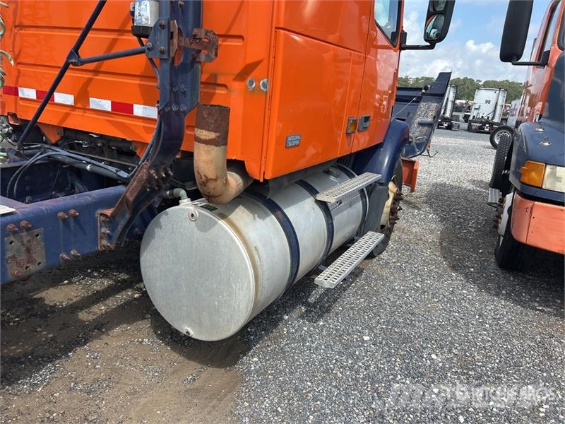Volvo VNM300 4x2 S/A Sleeper Truck Tractor (Inoperable) Prime Movers