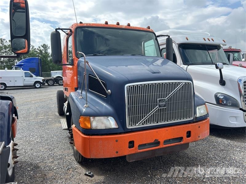 Volvo VNM300 4x2 S/A Sleeper Truck Tractor (Inoperable) Prime Movers