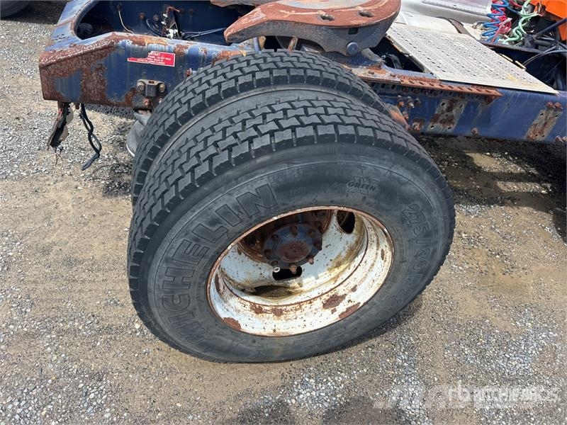 Volvo VNM300 4x2 S/A Sleeper Truck Tractor (Inoperable) Prime Movers