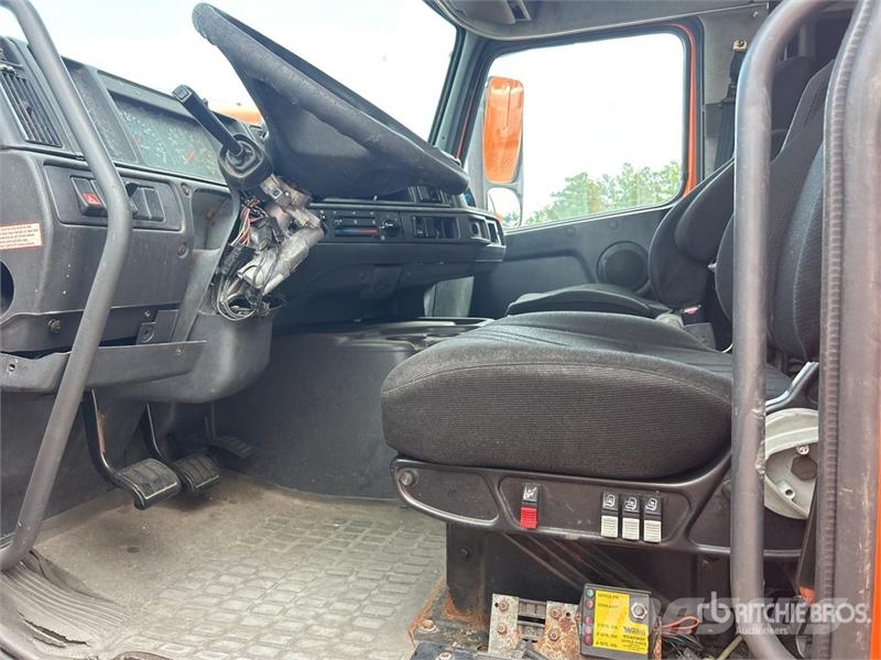 Volvo VNM300 4x2 S/A Sleeper Truck Tractor (Inoperable) Prime Movers