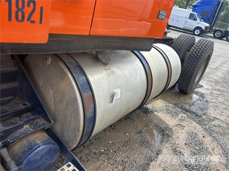 Volvo VNM300 4x2 S/A Sleeper Truck Tractor (Inoperable) Prime Movers
