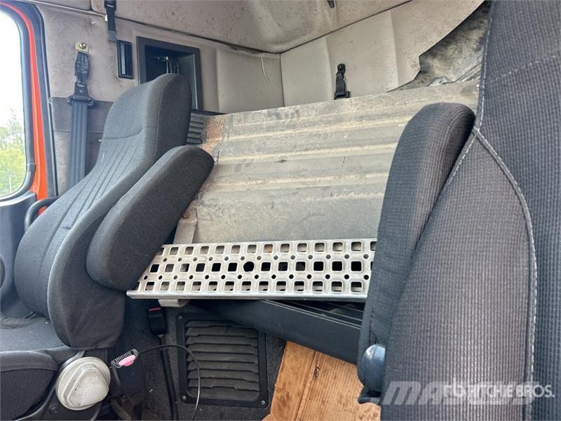 Volvo VNM300 4x2 S/A Sleeper Truck Tractor (Inoperable) Prime Movers