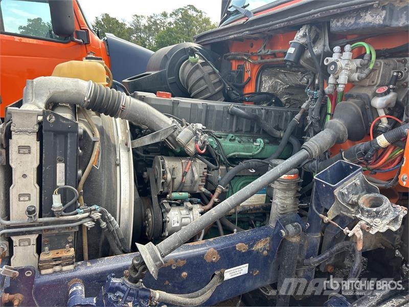 Volvo VNM300 4x2 S/A Sleeper Truck Tractor (Inoperable) Prime Movers