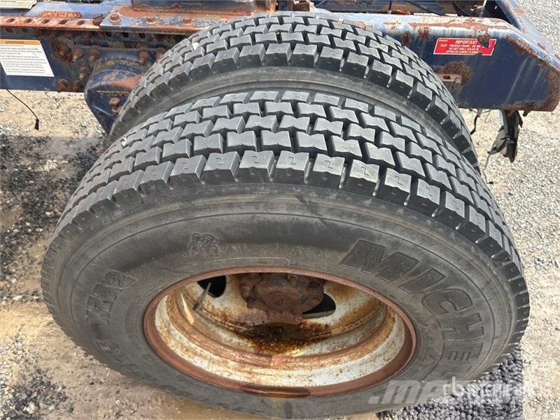 Volvo VNM300 4x2 S/A Sleeper Truck Tractor (Inoperable) Prime Movers