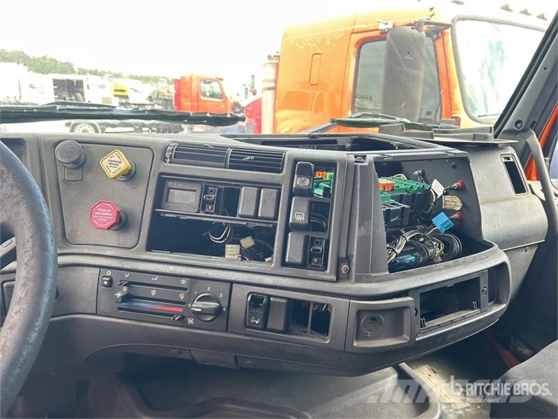 Volvo VNM300 4x2 S/A Sleeper Truck Tractor (Inoperable) Prime Movers