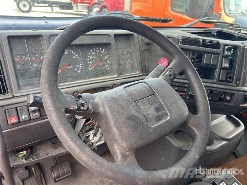 Volvo VNM300 4x2 S/A Sleeper Truck Tractor (Inoperable) Prime Movers