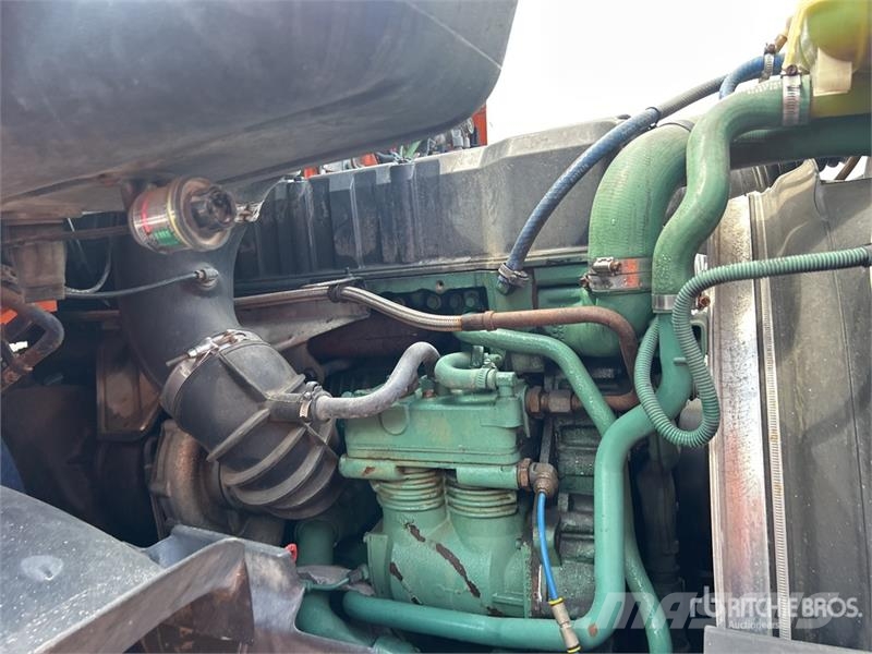 Volvo VNM300 4x2 S/A Sleeper Truck Tractor (Inoperable) Prime Movers