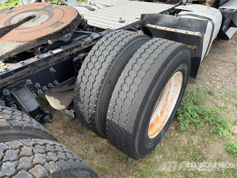 Volvo VNM64T200 6x4 T/A Day Cab Truck Tractor Trekkers