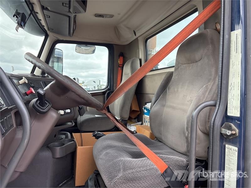 Volvo VNM64T200 6x4 T/A Day Cab Truck Tractor Trekkers