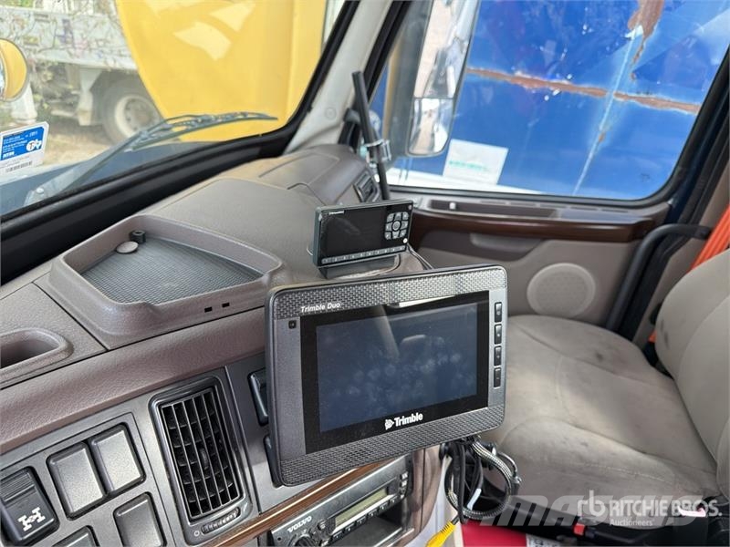 Volvo VNM64T200 6x4 T/A Day Cab Truck Tractor Trekkers