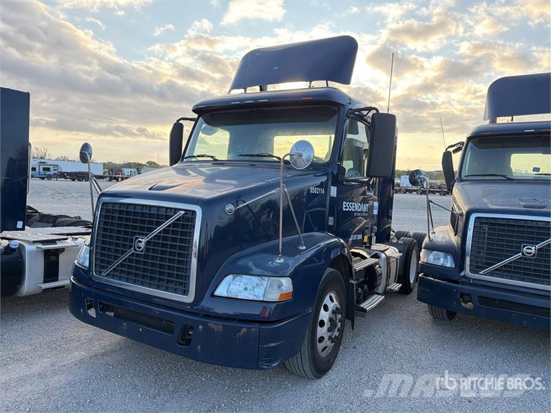 Volvo VNM64T200 6x4 T/A Day Cab Truck Tractor Trekkers