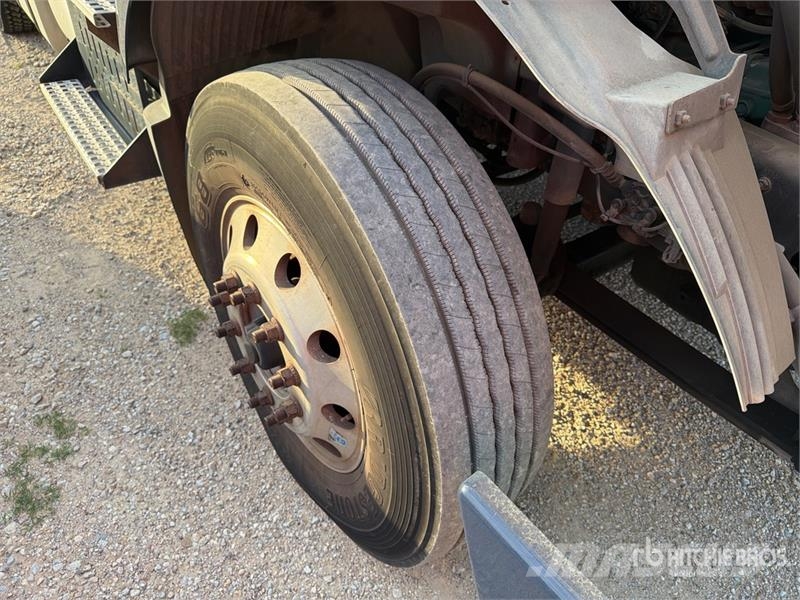 Volvo VNM64T200 6x4 T/A Day Cab Truck Tractor Trekkers